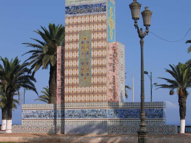 VOYAGE ORAN SEPTEMBRE 2006 55 11 sept. 06 - matin - MONUMENT AUX MORTS BD FRONT DE MER BD DE L ALN EN BAS AV LOUBET AV CHEIKH TEBESSI.JPG